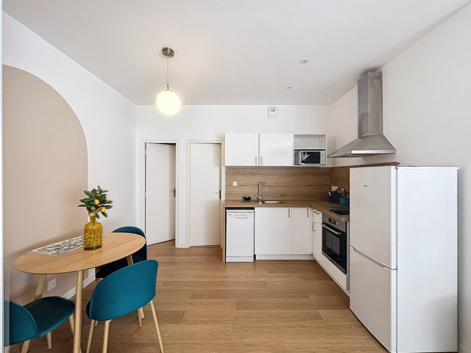 Rénovation et relooking de cuisine, intégrant nouveaux plans de travail, peintures fraîches et électroménagers éco-énergétiques  Toulouse Haute Garonne