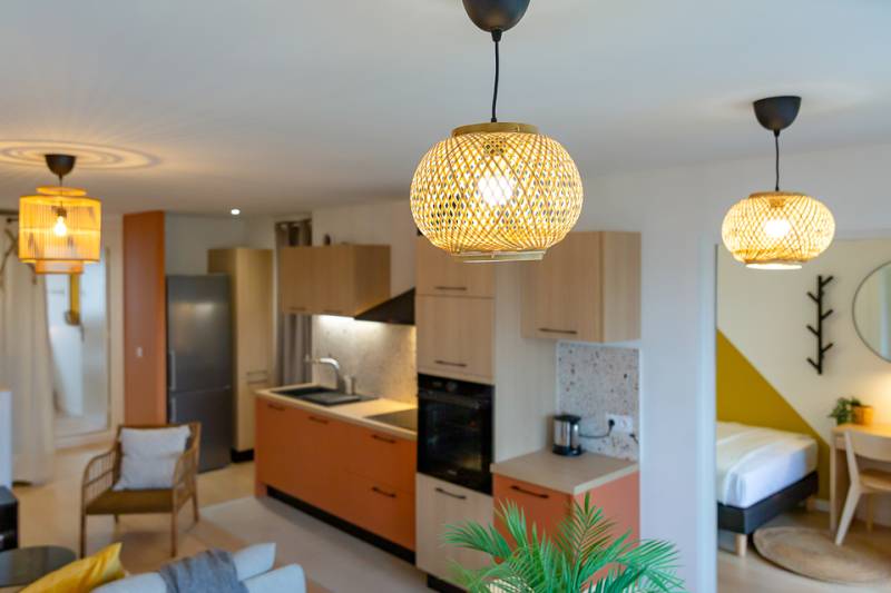 Séjour cloisonné - nouvelle cuisine et chambre crée - photo jérome salort