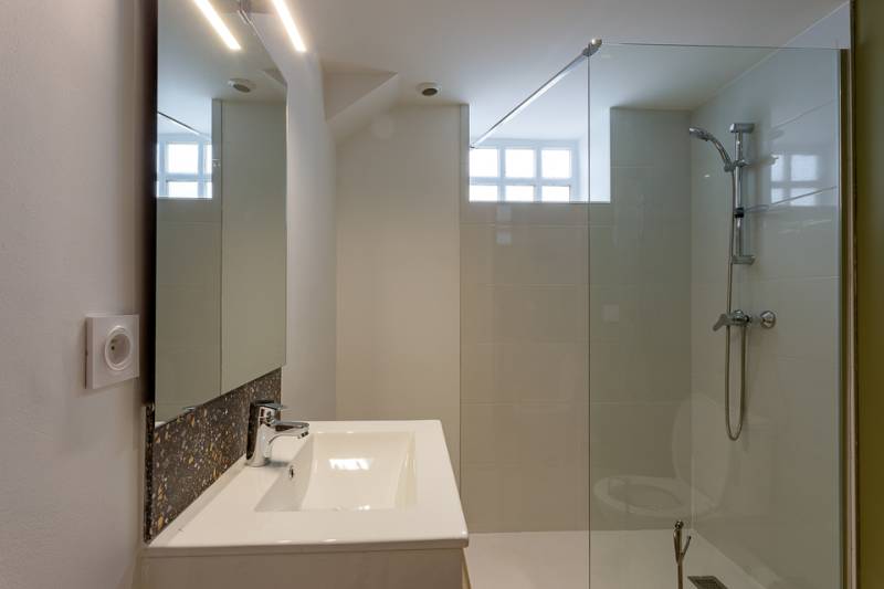 Salle de bain principale rénovée - photo jérome salort