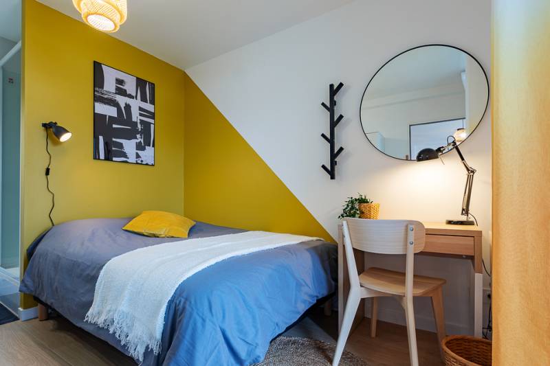 Chambre créée avec salle d'eau privative et zoning couleur dans l'ancienne cuisine- photo jérome salort