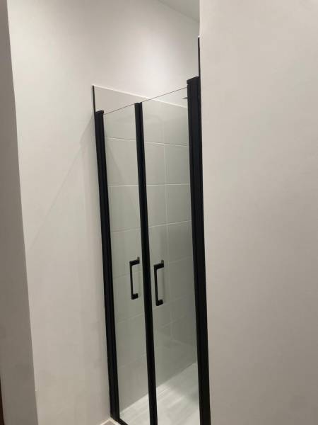 Pose de paroi de douche