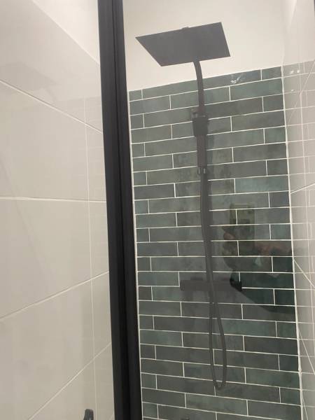Installation colonne de douche noire